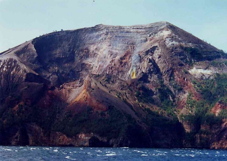 Pulau Flores di sisi Ende ketika Ferry mendekat untuk merapat ke pelabuhan Ende. Foto : Parlin Pakpahan.