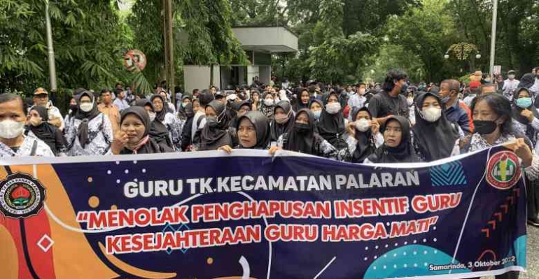 Demo damai Guru di Balai Kota Samarinda (kaltimtoday.co)