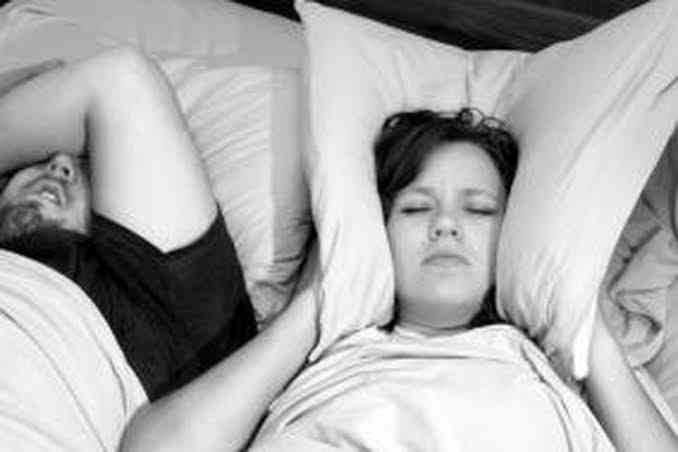 Gambar ilustrasi suami mendengkur yang merupakan gejala sleep apnea | (aset: kompas.com)