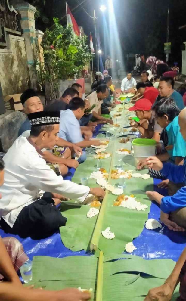 Makan bersama warga (kenduri) dalam acara tasyakuran sedekah bumi (dokpri)