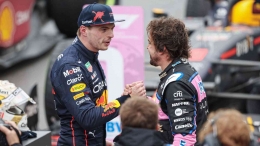Verstappen shakes hand with Alonso (planetf1) (Foto: sportstars.id)