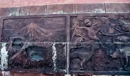 Relief pada tugu yang dibangun di puncak kawah berwarna Kelimutu sekarang. Foto : astinsoekanto.com