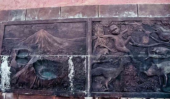 Relief pada tugu yang dibangun di puncak kawah berwarna Kelimutu sekarang. Foto : astinsoekanto.com
