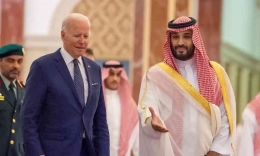 Tiga bulan lalu Joe Biden bertemu MBS untuk membujuk Arab Saudi meningkatkan pasokan minyaknya. Photo: Bandar Algaloud/Reuters  