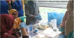 Gambar 4. Pelatihan pembuatan produk berbahan masker dan semen dibimbing Pak Rudi Dosen DKV Universitas Esa Unggul/Dokpri