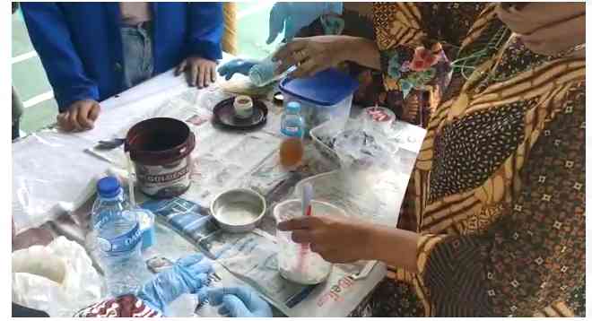 Gambar 3. Pelatihan pembuatan produk pot dan asbak berbahan limbah masker dan semen putih/Dokpri
