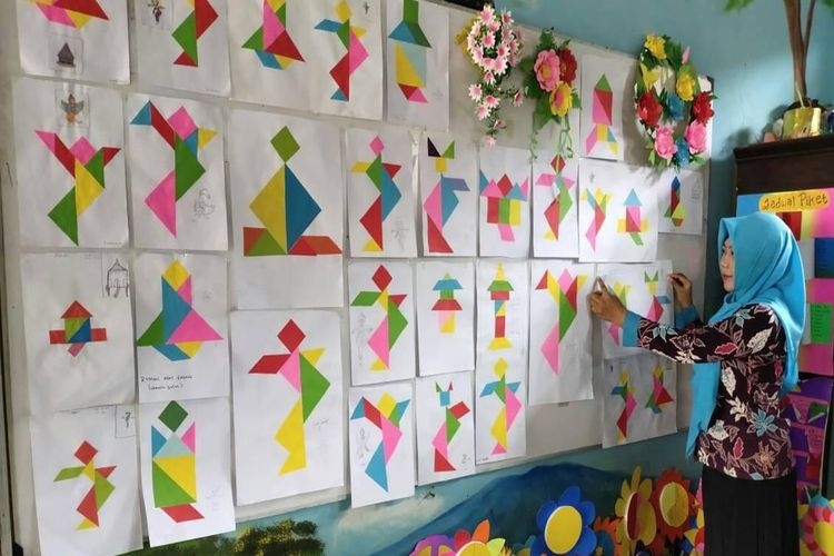 Tangram buatan siswa dipajang di mading kelas dan dipamerkan oleh guru secara daring kepada siswa dan orangtua siswa di rumah (DOK. TANOTO FOUNDATION via edukasi.kompas.com)