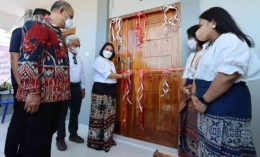 Menteri PPPA RI Bintang Darmawati Puspayoga meresmikan Rumah Aman di Waingapu (Sumber: NUsantarapos.co.id) 
