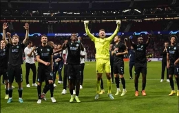 Para pemain Club Brugge merayakan kelolosan ke babak knockout Liga Champions 2022-23. FOTO: Manu Fernandez/AP Photo