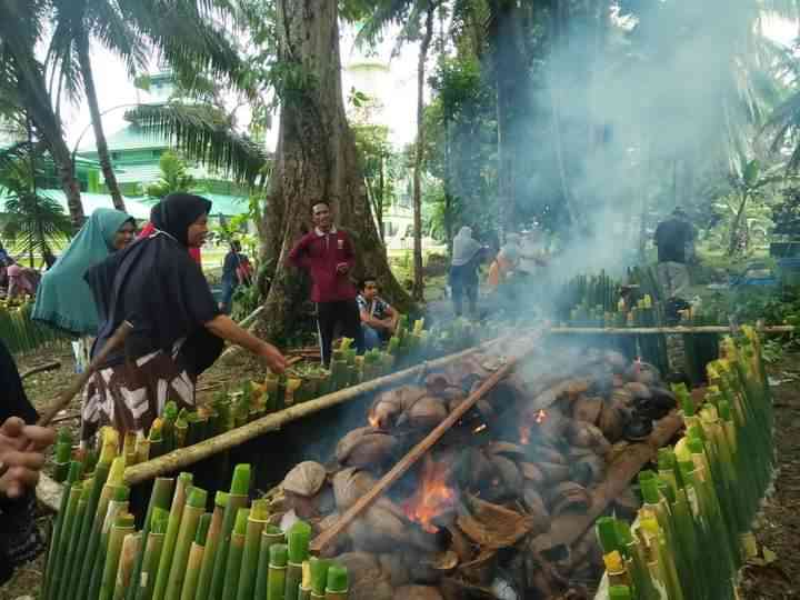 Membuat lamang sebelum acara maulid di surau di Padang Pariaman. (foto dok damanhuri)