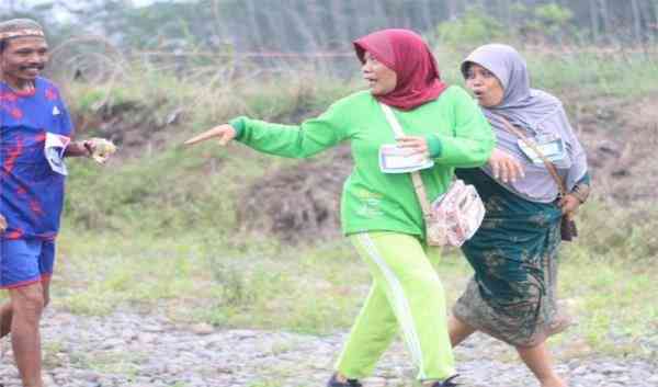 Foto ilustrasi emak-emak ikut kompetisi berjalan kaki | (foto: jateng.inews.id)