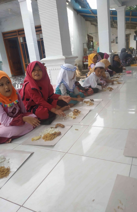 Makan bersama setelah Khotmil Qur'an, sumber : Dokpri 