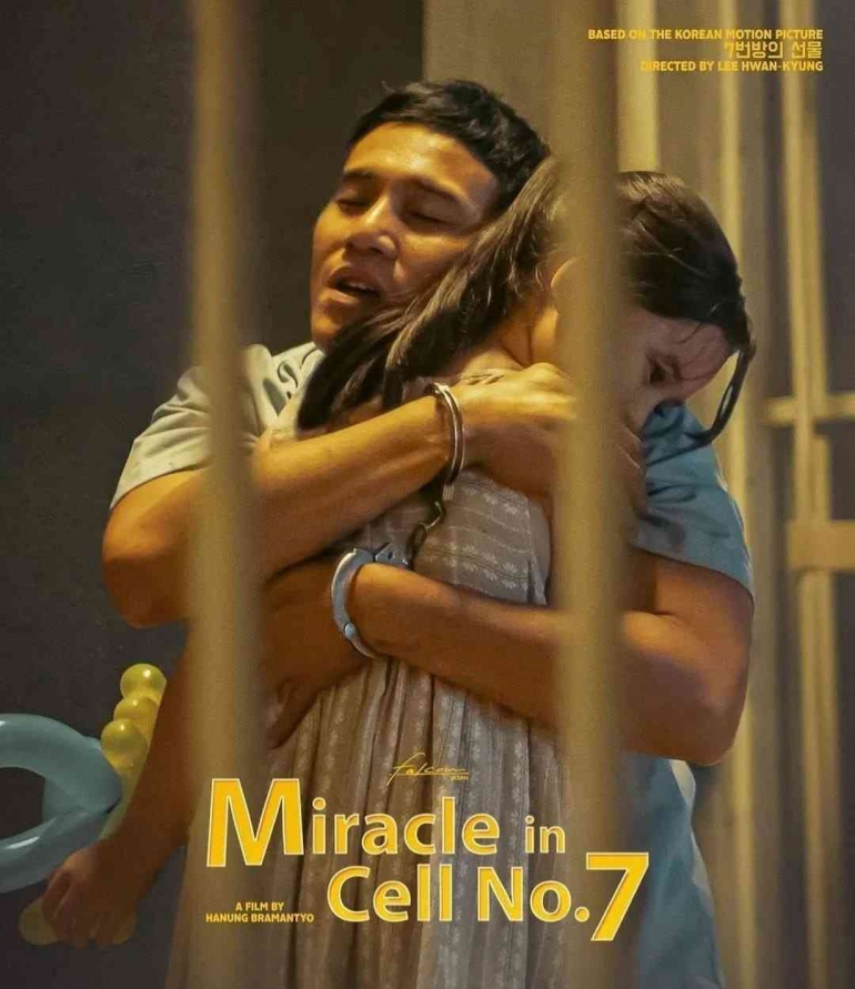 sang ayah memeluk anaknya di dalam sel film Miracle in Cell No. 7 (sumber: Titiktemu.co)