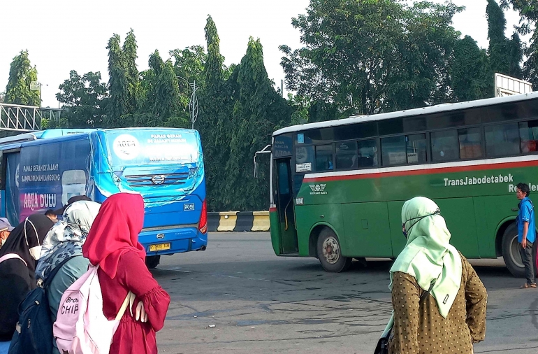 Ilustrasi Bus di Tol Bekasi | dokumentasi pribadi