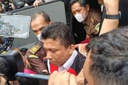 Tersangka kasus pembunuhan Brigadir J, Ferdy Sambo saat keluar dari Gedung Jaksa Agung Muda Tindak Pidana Umum, Jakarta Selatan (sumber foto: Kompas)
