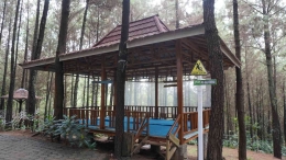 Aula utama Wisata Bukit Pinus Carangwulung (dokumentasi pribadi)