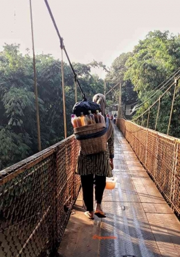 Penjual jamu melintas di atas Jembatan Kuning Ciliwung (Dokpri)