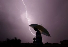 ilustrasi hujan deras. (sumber: AFP via kompas.com)