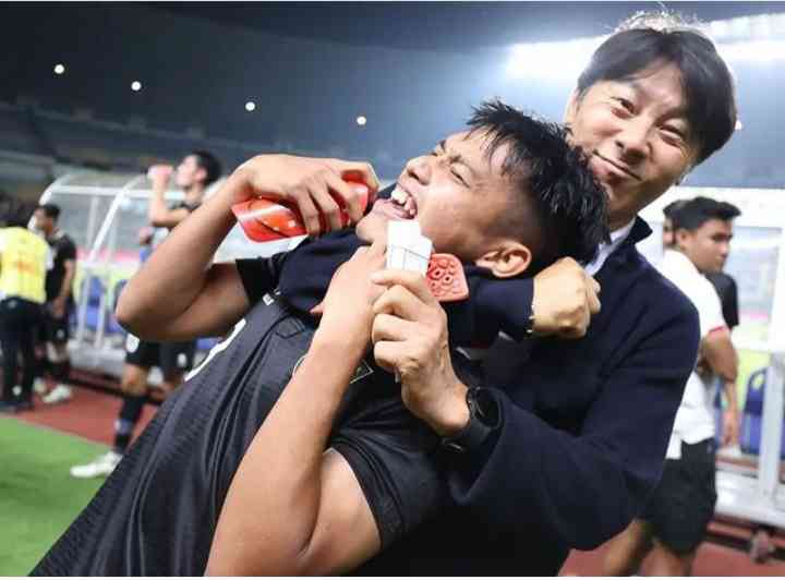 Keakraban STY dan salah satu pemain timnas ( foto: instagram shintaeyong. id) 