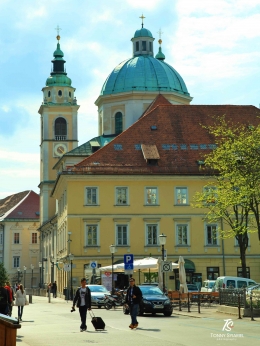 Menara dan kubah Katedral Ljubljana. Sumber: dokumentasi pribadi