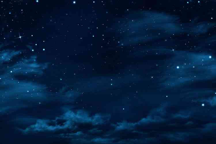 Ilustrasi langit malam dengan bintang berkelap-kelip.(Shutterstock/Nazar Yosyfiv)