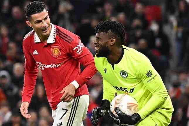 FranciscUzoho tampak dipuji oleh Cristiano Ronaldo karena penampilan apiknya dibawa mistar gawang Omonia (sumber: m.bola.net/Aga Deta)