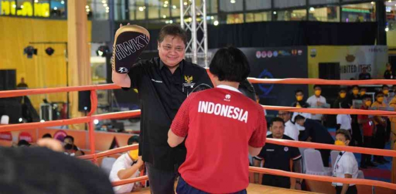 Airlangga Hartarto pada momen pembukaan Kejurnas Kickboxing 2022 di Batam. (Foto: Kemenko Perekonomian).