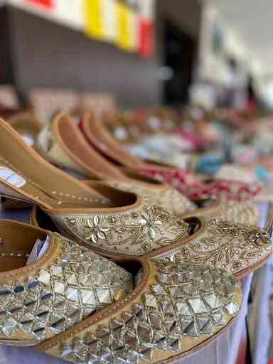 Shoby Jan sukses dalam usaha sepatu di Kulgam, Jammu dan Kashmir. | Sumber: thekashmirmonitor.net