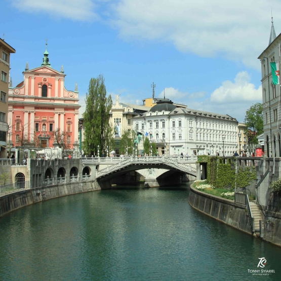 Triple Bridge yang melayang di atas sungai Ljubljanica. Sumber: dokumentasi pribadi