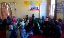 Beberapa wanita Kashmir sedang mengikuti sebuah acara UMEED di Jammu dan Kashmir. | Sumber: vajiramias.com