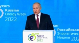 Presiden Rusia Vladimir Putin berbicara tentang pasokan gas ke Eropa pada Forum Pekan Energi Rusia di Moskow, Rabu, 12 Oktober 2022. (Tangkapan layar: Youtube/Guardian News)