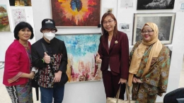 Diego bersama mama dana YB Teresa KOK, Member of Parliament Seputeh dan Hazrita CEO Asia Art Show. - Dok. Foto Keluarga Diego Berel.