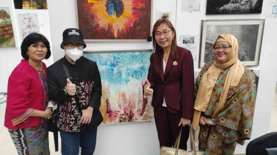 Diego bersama mama dana YB Teresa KOK, Member of Parliament Seputeh dan Hazrita CEO Asia Art Show. - Dok. Foto Keluarga Diego Berel.