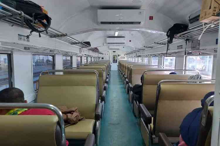 Suasana kereta api kelas ekonomi. Foto; Muhlis Al Alawi/kompas.com