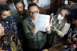 Kuasa Hukum Rizky Billar, Philipus Sitepu Memperlihatkan Surat Perdamaian Klieannya Dengan Lesti Kejora, Foto Dok. Kompas.com/Baharuddin Al Farisi