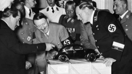Hitler meninjau ulang desain VW Beetle dalam acara German Auto Show, 1935