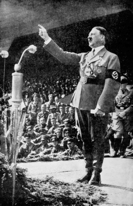 Adolf Hitler tampak berorasi dalam sebuah Orasi terbuka di hadapan para pendukungnya pada tahun 1930an