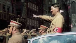 Adolf Hitler melakukan 