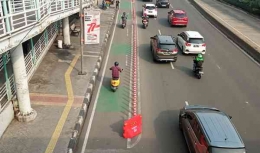 Jalur sepeda di Jalan Perintis Kemerdekaan sudah dipasangi tiang besi dan sering dikuasai pemotor (Dokpri)