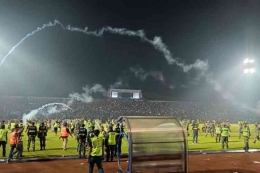 Pertandingan Arema FC vs Persebaya di Stadion Kanjuruhan (1/10) berakhir dengan kericuhan yang merenggut 132 korban jiwa (Sumber foto: Kompas.com)