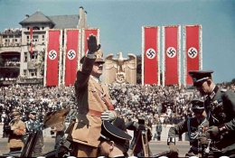 Adolf Hitler menyapa para pendukungnya dalam Pertemuan akbar Partai Nazi di kota Nurnberg pada tahun 1936