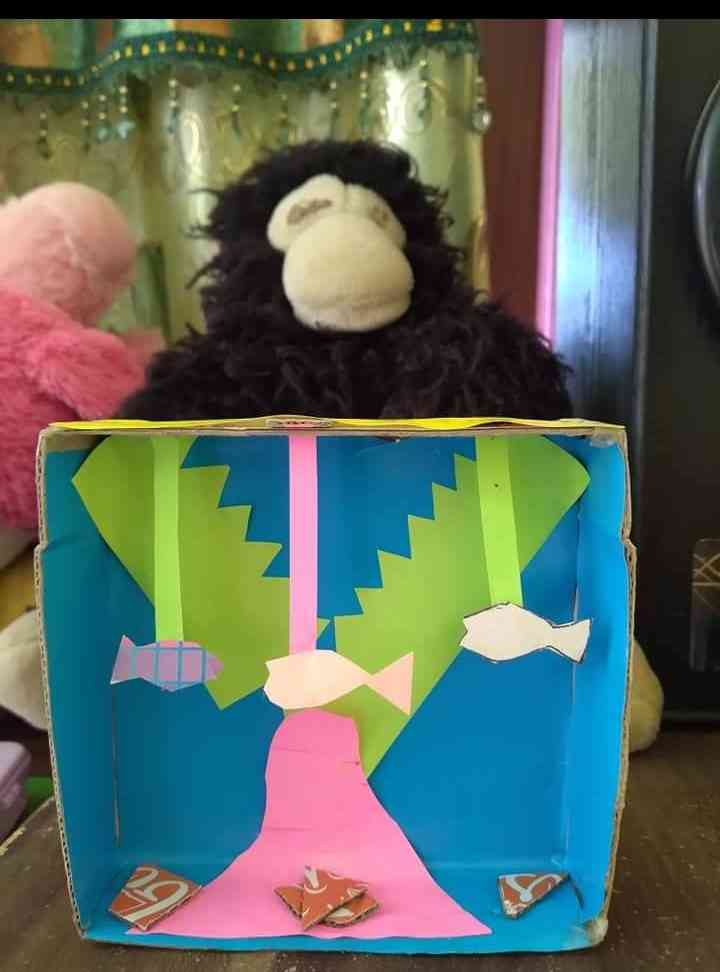 Anak membuat akuarium dari kardus (Dok foto pribadi)
