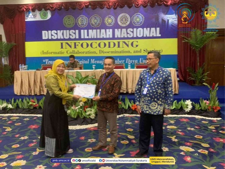 (dua dari kanan) Dekan Fakultas Komunikasi dan Informatika UMS, Nurgiyatna menerima sertifikat pemenang. Foto Istimewa