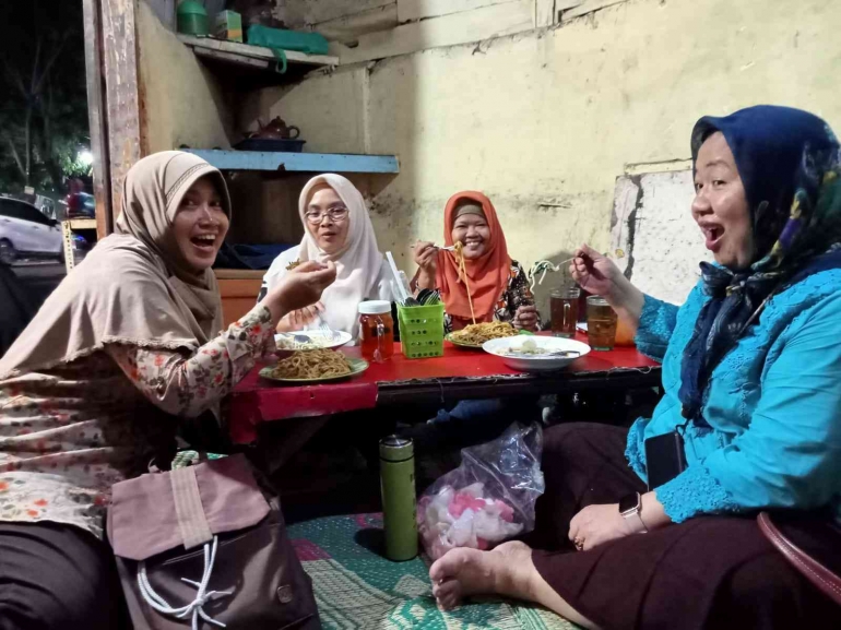 Bu wiwin, Bu Nia, Bu Lilis, dan Bu Deswati makan Mie Jawa/dokpri