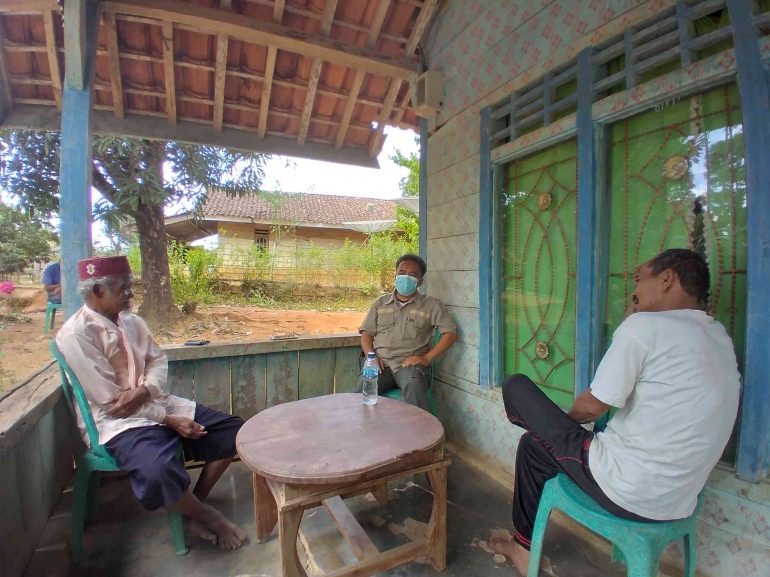 Berkunjung ke tetangga senior yang agak jauh rumahnya pun bisa dilakukan untuk menimba ilmu (dok foto pribadi)