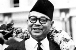 Inggris tidak menyerahkan Malaysia kepada Raja tapi kepada Perdana Menteri Pertama Malaysia Tunku Abdul Rahman Putra Alhaj. (Straits Times)