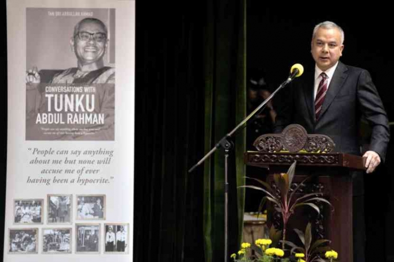 Sultan Perak   Nazrin Shah merilis Buku 'Conversations With Tunku Abdul Rahman' tahun 2018| Sumber M.star.com/my