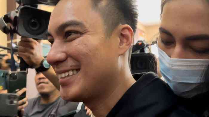 Full senyum Baim Wong saat mendatangi Polres Metro Jakarta Selatan untuk diperiksa bersama dengan istrinya, Paula Verhoeven (detik.com)