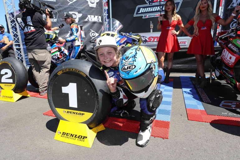 Kayla Yaakov sesudah meraih kemenangan pertamanya di Junior Cup MotoAmerica. Sumber: MotoAmerica.com