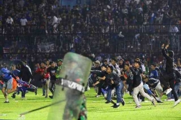 Gambaran saat kerusuhan terjadi di Stadion Kanjuruhan 1 Oktober 2022 lalu (sumber: theconversation.com/Alison Hutton)